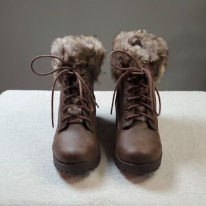 Womens SODA Brown Ankle Boots W/ Faux Fur Trim & Chunky Heel.        Size 7.5